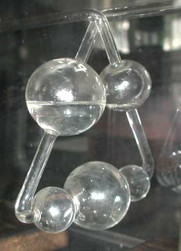 La delicada pieza de vidrio de la izquierda tiene más de 150 años, el último ejemplo de un Kaliapparat que sobrevivió del laboratorio de Liebig. Se exhibe en el Museo Liebig en Giessen, que es razonablemente llamado "El lugar de nacimiento de la Química Orgánica Moderna", porque es donde Liebig enseñó desde 1824 hasta 1852