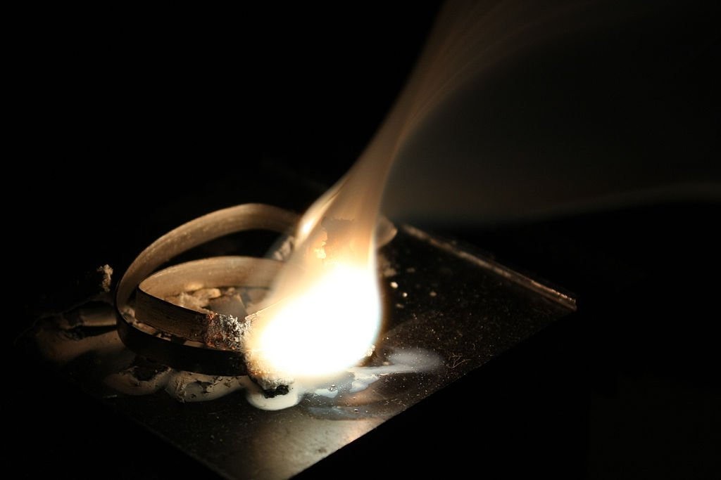 Un tipo de reacción quimica, oxidación, magnesio quemandose