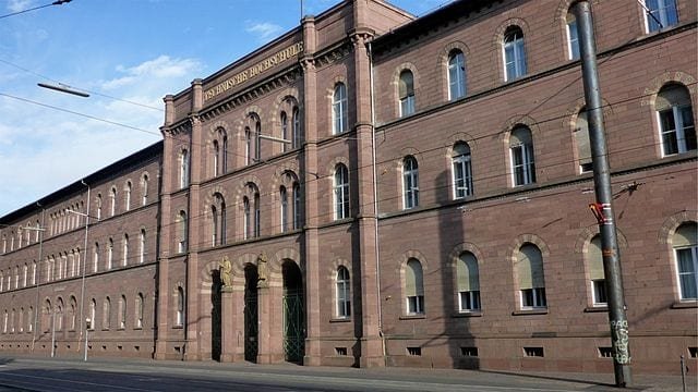 Edificio principal del Instituto Tecnológico de Karlsruhe (KIT)
