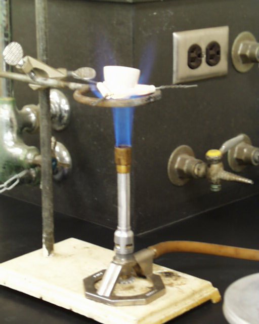 Calentamiento del crisol, hidratos. Fuente: http://www5.csudh.edu/oliver/demos/heatcruc/heatcruc.htm