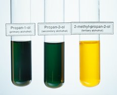 Ensayo con dicromato de potasio para clasificación de alcoholes. De izquierda a derecha primario, secundario y terciario.