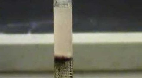 Reacción de un alcohol con permanganato de potasio. Observe el halo purpura.