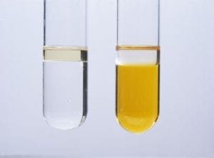 Ensayo de decoloración del agua de bromo para alcoholes. Izquierda positivo, derecha, negativo