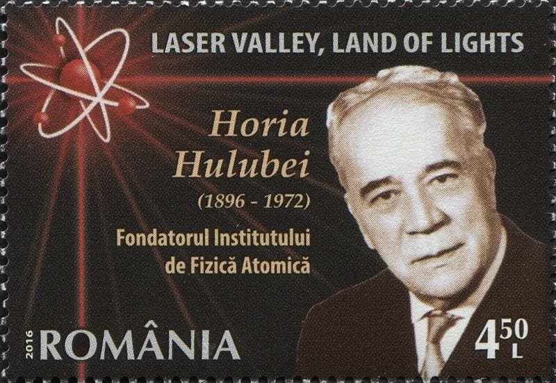 Sello postal de Horia Hulubei, quien afirmo descubrir el eka-cesio, que llamó moldavium, Rumania, 2016