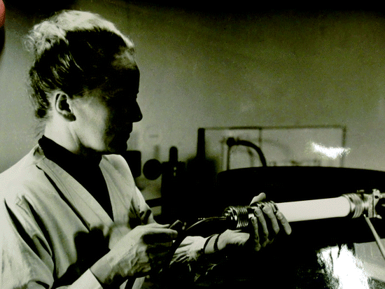Ida Noddack en un experimento