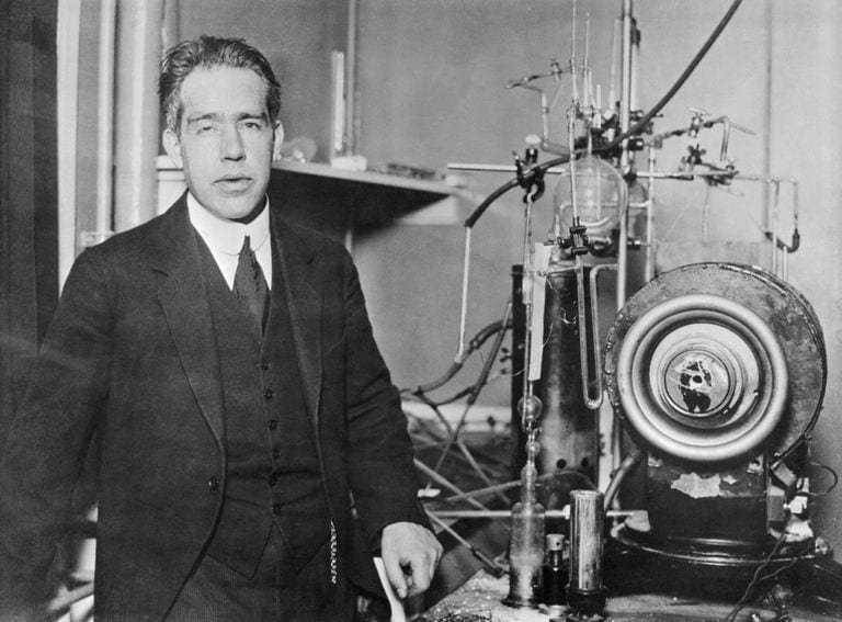 Niels Bohr en su laboratorio en Copenhague