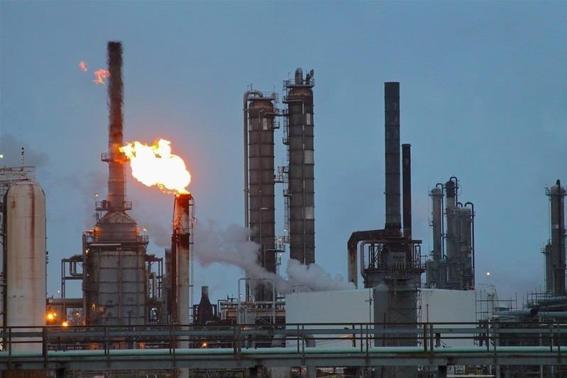 Refinería Shell Deer Park, Deer Park, Texas. Usa. En el centro de la foto se observan dos torres de destilación industrial