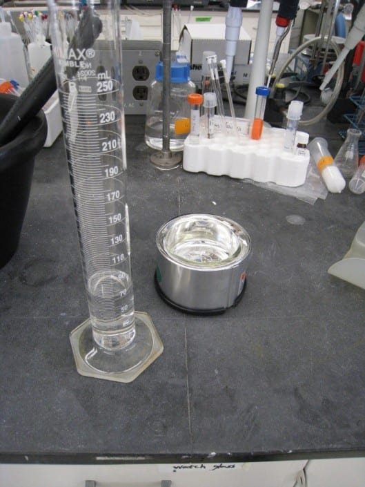 Imagen 1. Frasco Dewar y metanol en probeta para la preparación de la mezcla criogénica.