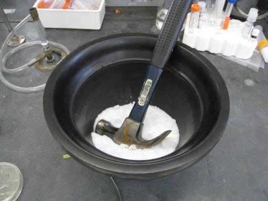 Imagen 2. Hielo seco molido con la ayuda de un martillo para enfriar la mezcla criogénica.