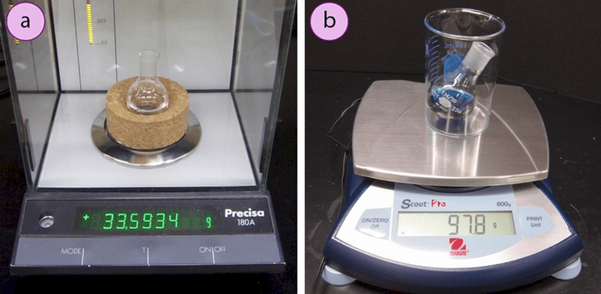 Imagen 4. a) Soporte de corcho en una balanza analítica, b) Vaso en una balanza de plataforma.