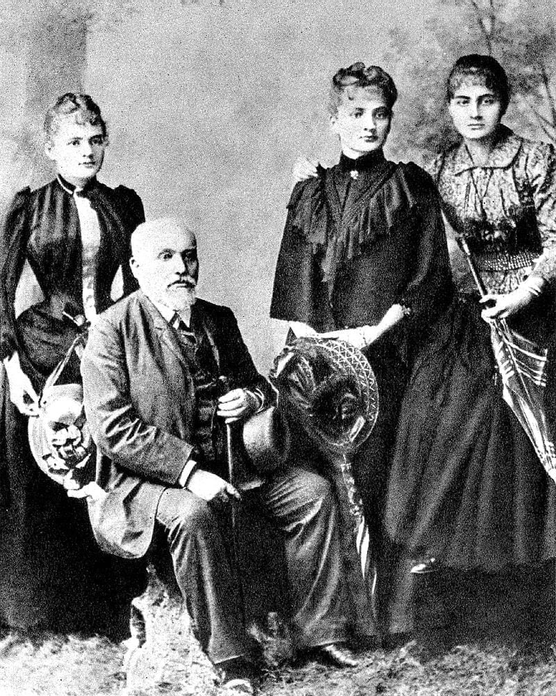 Władysław Skłodowski con hijas (de izquierda a derecha) Maria, Bronisława, Helena