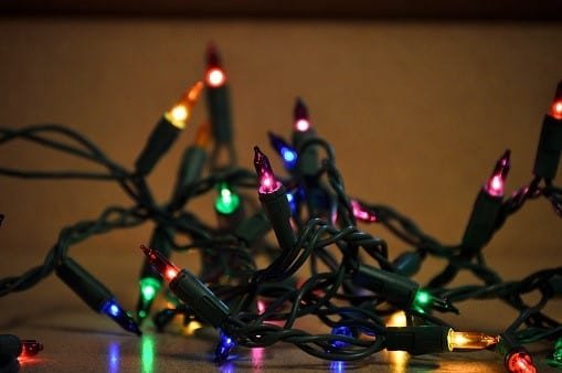 Los sistemas o arreglos de luces de navidad tienen como soporte circuitos de alambre de cobre recubiertos de PVC