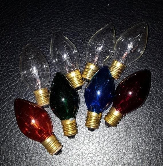 Bombillos clásicos para luces de navidad, para generar los colores el interior o exterior del bulbo de vidrio se cubría con pintura de acuerdo con la necesidad