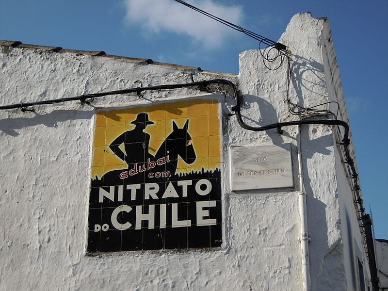 Anuncio de fertilizante de nitrato de sodio de Chile en un muro de un pueblo de la zona del Algarve en Portugal. Foto por stavros1 - Own work, CC BY 3.0, https://commons.wikimedia.org/w/index.php?curid=20502475