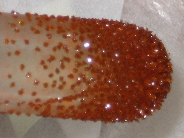 Cristales de ferroceno después de la purificación por sublimación al vacío