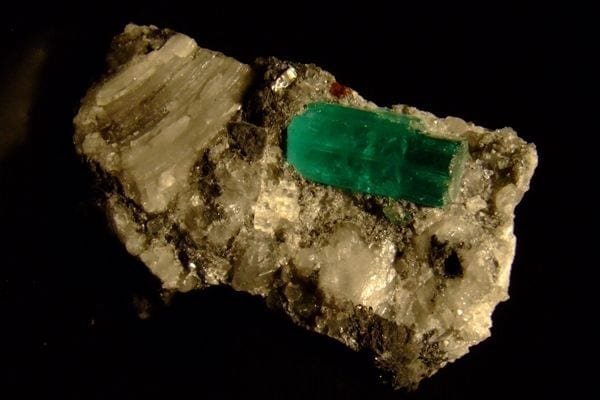 Un cristal esmeralda encontrado en Muzo, Colombia. Los cristales esmeralda son una forma del elemento berilio.