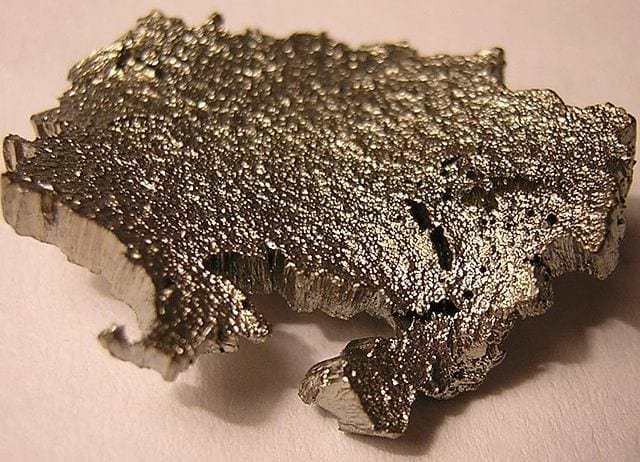 El escandio es un metal relativamente suave, de color blanco plateado.