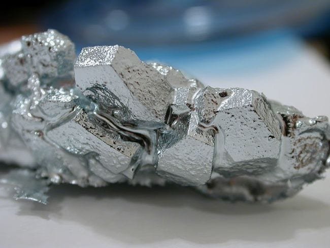 Cristales de 99,999 por ciento de galio, cultivados en un laboratorio