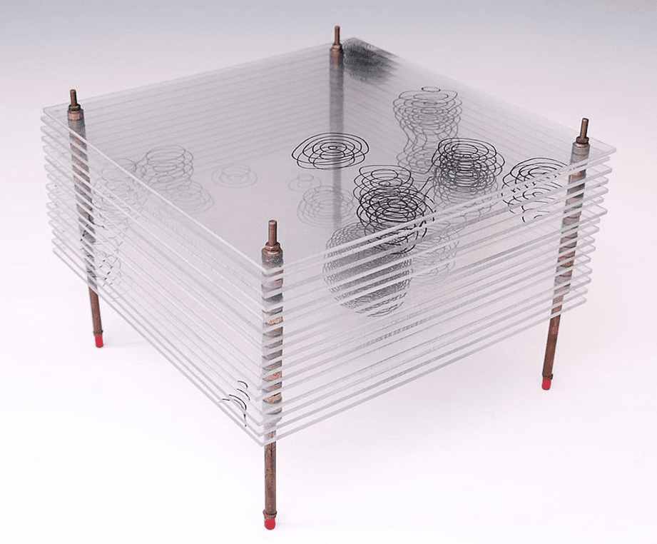 Modelo de un mapa tridimensional de parte de una de las sales de cristal de penicilina. Los contornos son l&iacute;neas de densidad electr&oacute;nica y muestran las posiciones de los &aacute;tomos individuales en la estructura. El diagrama muestra dos vistas esquem&aacute;ticas de la estructura. Basado en el trabajo de cristalograf&iacute;a de rayos X de Dorothy Hodgkin y Barbara Low (Oxford) y C.W. Bunn y A. Turner-Jones (I.C.I. Divisi&oacute;n Alcalina, Northwich)