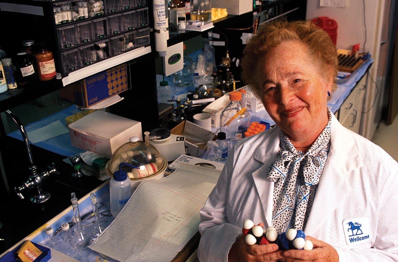 Gertrude Belle Elion en su laboratorio