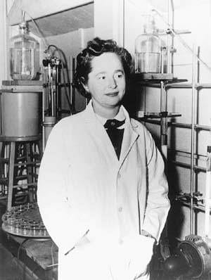 Una joven Elion en un laboratorio