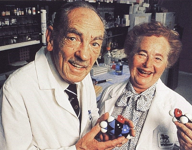 Gertrude B. Ellion con George H. Hitchings.