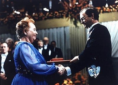 Gertrude Belle Elion recibiendo el premio Nobel en 1988