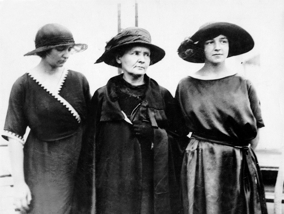 Ir&egrave;ne y su madre, Marie Curie y hermana &Egrave;ve Curie