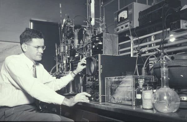 John D. Roberts en su laboratorio