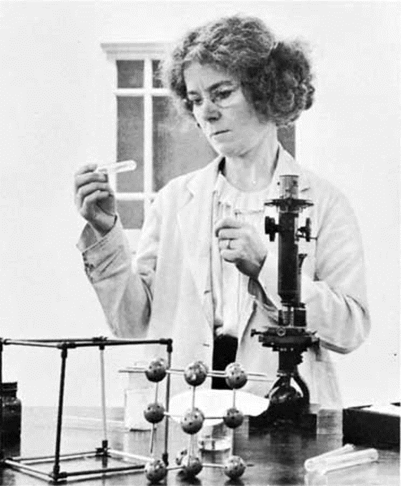 Kathleen Lonsdale analizando una muestra