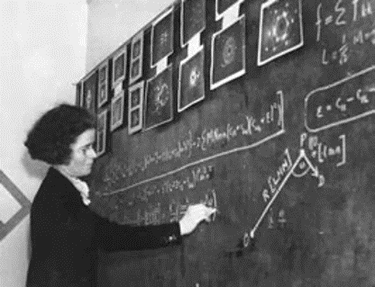 Lonsdale explicando sus hallazgos