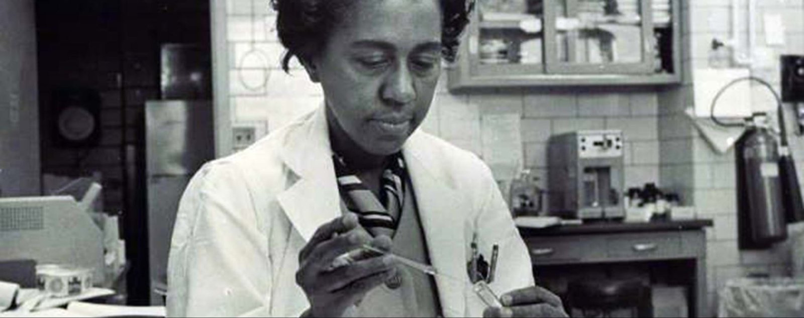 Marie Maynard Daly en el laboratorio