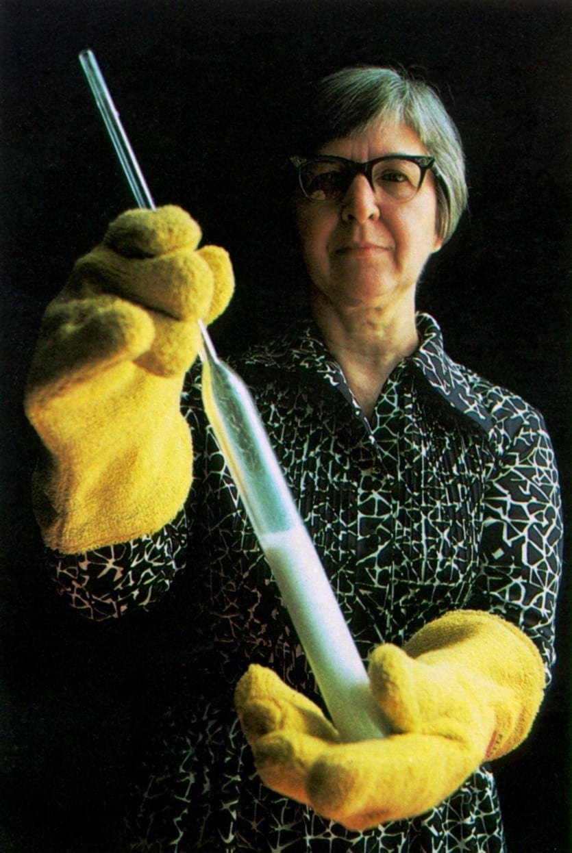Stephanie Kwolek con una muestra de solución de poliamidas