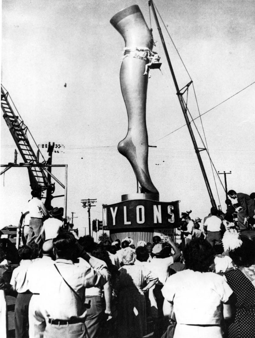 Una pierna gigante, de 35 pies de altura, anunciaba medias de nylon para el área de Los Ángeles.