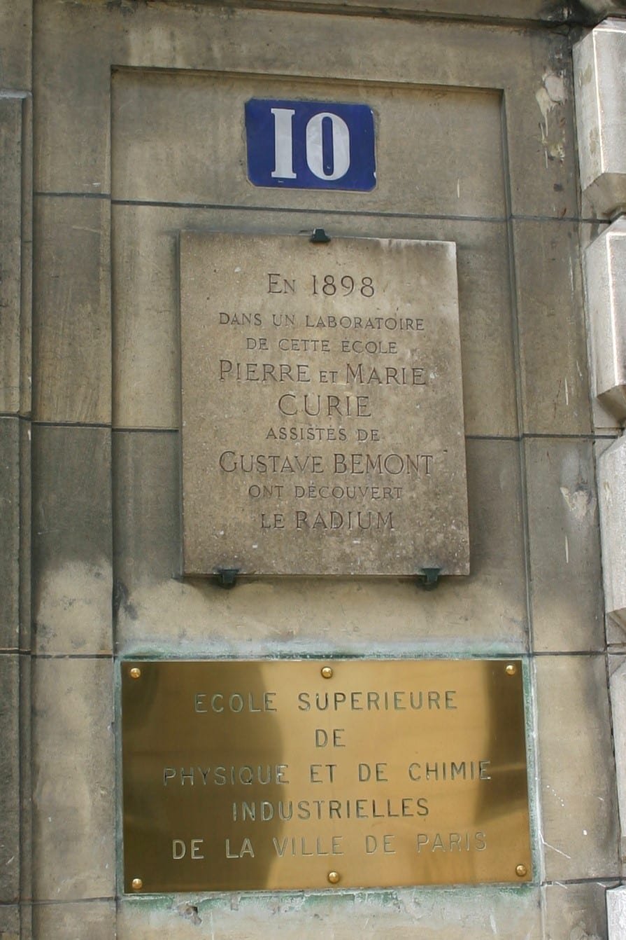 Placa conmemorativa del lugar de descubrimiento del radio en Paris, Francia
