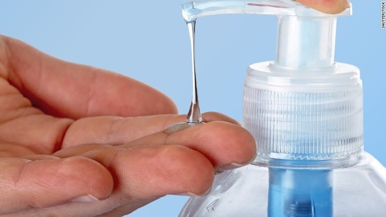 Aunque el uso de alcohol en gel o geles desinfectantes ayuda a combatir virus y bacterias, no reemplaza al baño de manos periódico, además debe tenerse en cuenta la concentración del gel, no todos son efectivos
