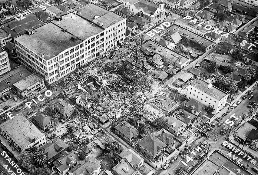 20 de febrero de 1947: Foto aérea de la escena de la explosión del edificio de la O'Conner Electro-Plating Corp. tomada desde el dirigible de Goodyear. Esta foto fue publicada en el LA Times del 21 de febrero de 1947. Los nombres de las calles fueron añadidos por un artista del Times.