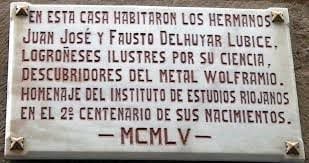 Placa que señala la casa de los hermanos D'Elhuyar