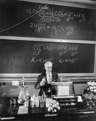 Hildebrand dictando una clase en Universidad de Berkeley via https://twitter.com/doescience