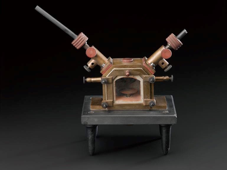 Modelo de Horno de Moissan pequeño, en la parte superior se observan los electrodos. Science Museum Group. Small Moissan electric furnace. 1946-233. Science Museum Group Collection Online. Accessed April 18, 2020.
