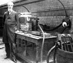 Moissan posando junto a su horno de arco eléctrico