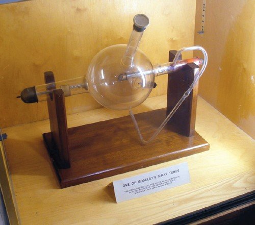 Una de las cámaras de vacío de Moseley, junto con el pequeño tren en el tubo adjunto que trajo diferentes muestras en el camino de un haz de rayos X, está en exhibición en el Museo de Historia de la Ciencia de la Universidad de Oxford.