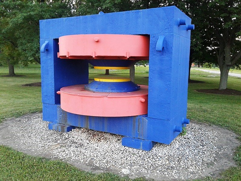 El yugo magnético del ciclotrón construido en 1935 por el profesor William D. Harkins y sus colegas de la Universidad de Chicago se trasladó en 1978 al Laboratorio Nacional de Aceleradores Fermi, cerca de Batavia (Illinois), donde se encuentra expuesto