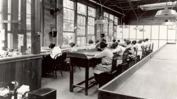 Las chicas del radio trabajan en una fábrica de the United States Radium Corporation.