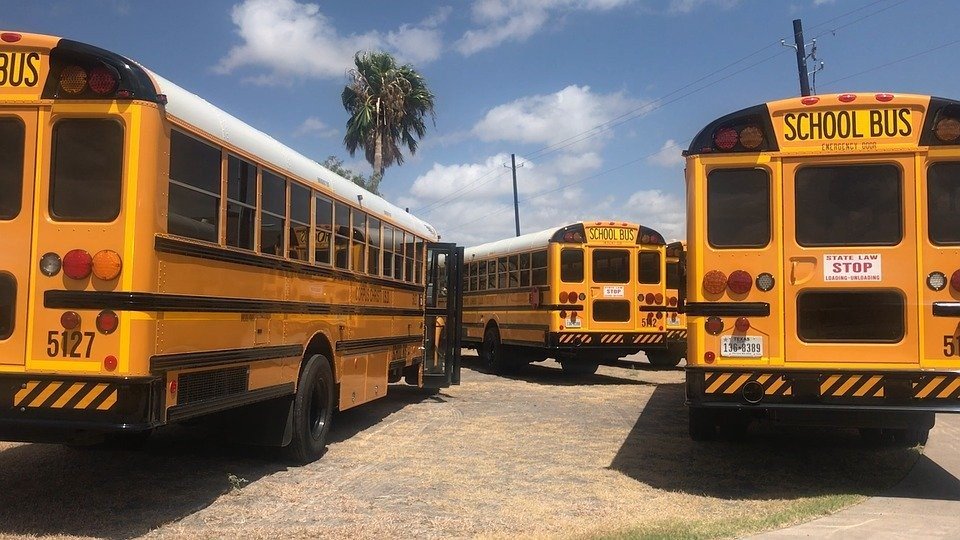 En 1996 se produjeron aproximadamente 37.000 toneladas. Las principales aplicaciones son como pigmento en pinturas. También se ha utilizado en la pintura para colorear autobuses escolares.