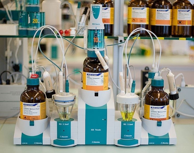 Equipo titulador de Karl-Fischer para dos muestras, marca Metrohm