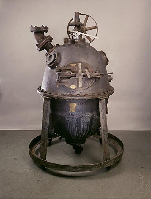El Baquelizador, un recipiente de presión de vapor usado por Leo Hendrik Baekeland para comercializar su descubrimiento de la Baquelita - el primer plástico completamente sintético del mundo.