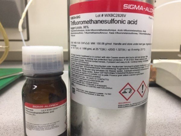 Ácido trifluorometanosulfonico en envase comercial por Sigma-Aldrich