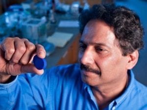 Mas Subramanian con una muestra de su azul YInMn