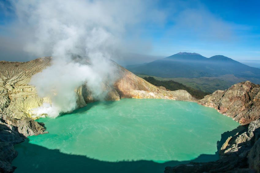 Fotografía del lago ácido en el complejo volcánico de Ijen
